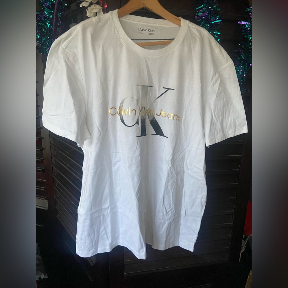 Calvin Klein Jeans signature short sleeve t-shirt XL sz on shirt vs M sz on tag